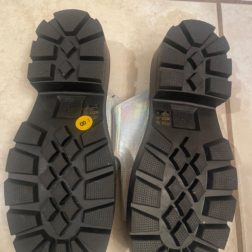 Shelly's Sandals - Picture 3 of 3